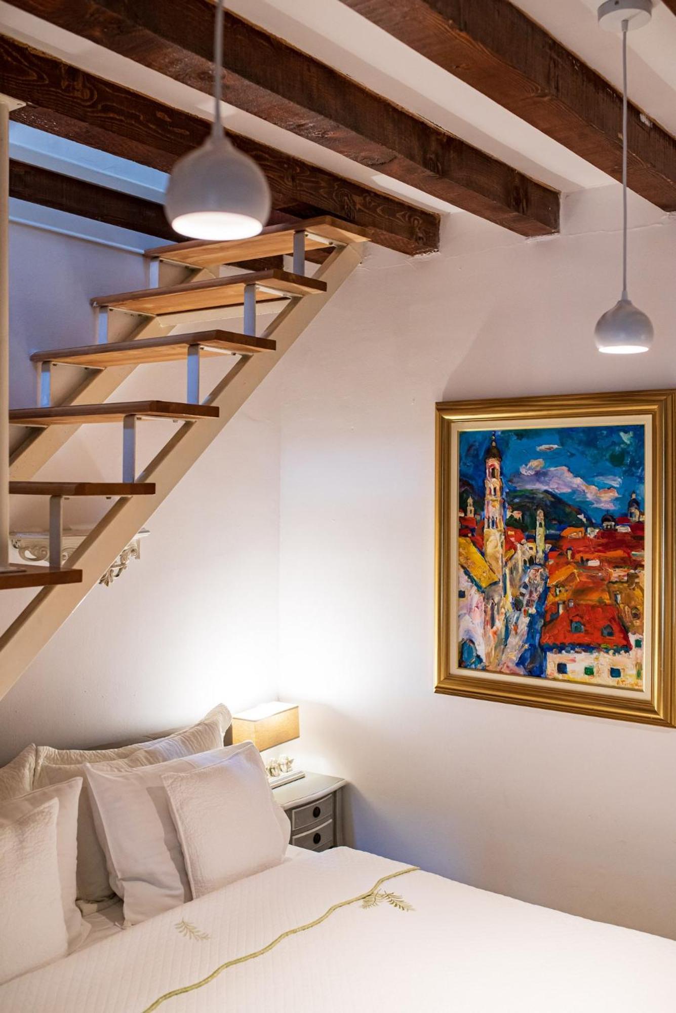Old Town Center Apartment