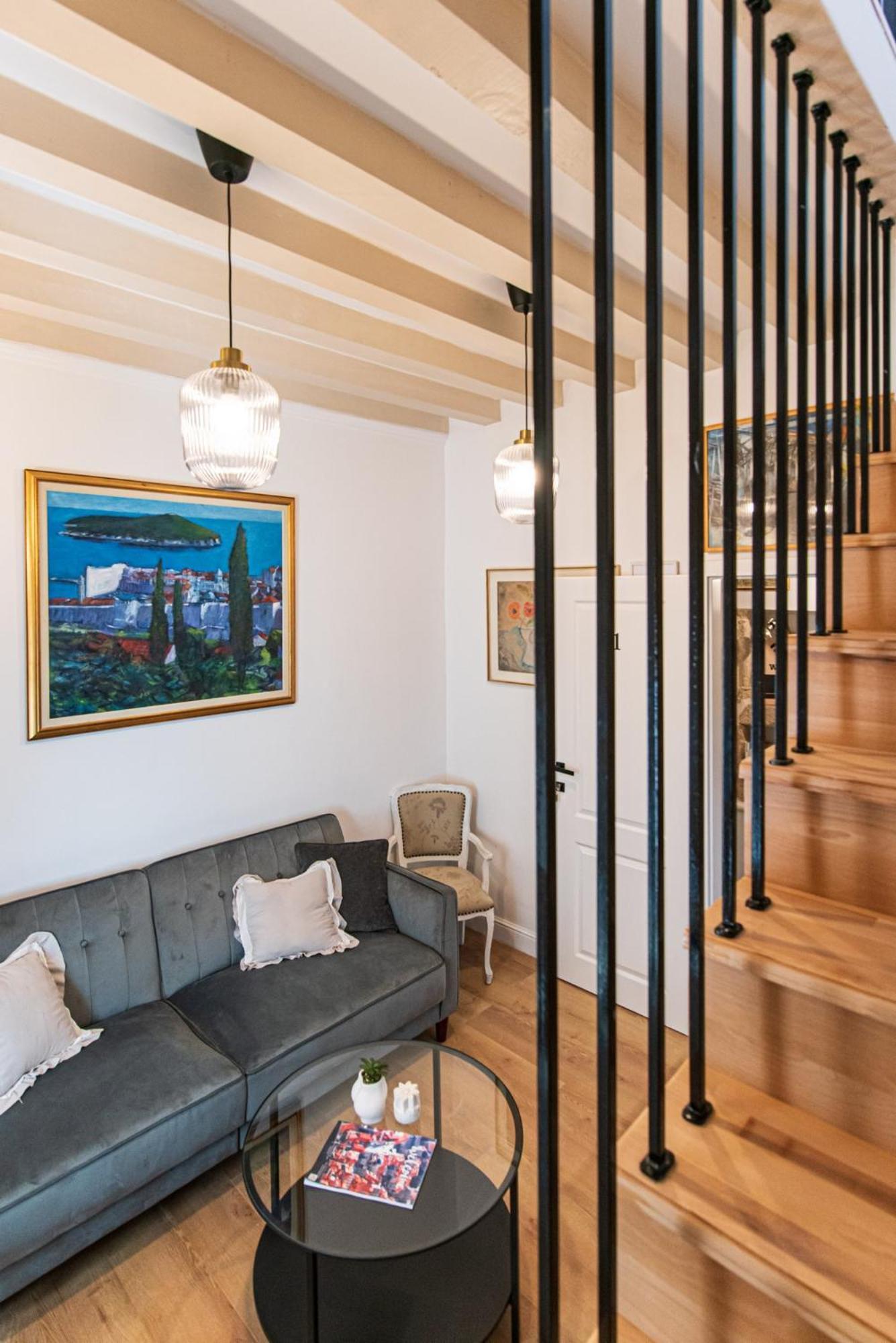 Old Town Center Apartment